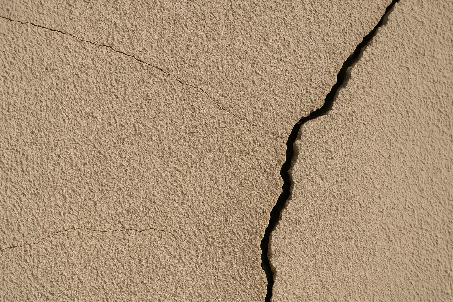 Detail de fissures fines et d une lezarde sur un mur