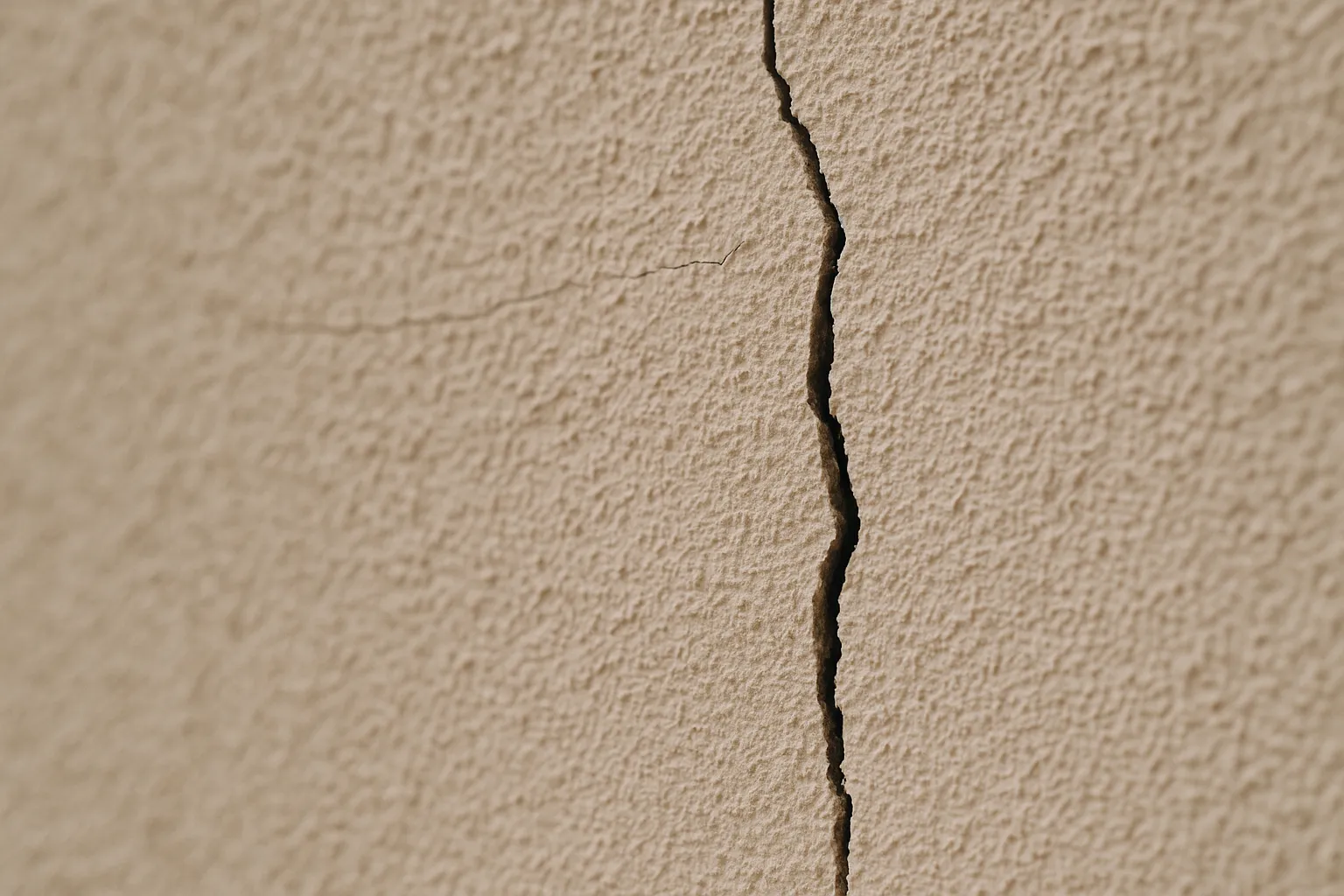 Comparaison entre une microfissure et une fissure plus large